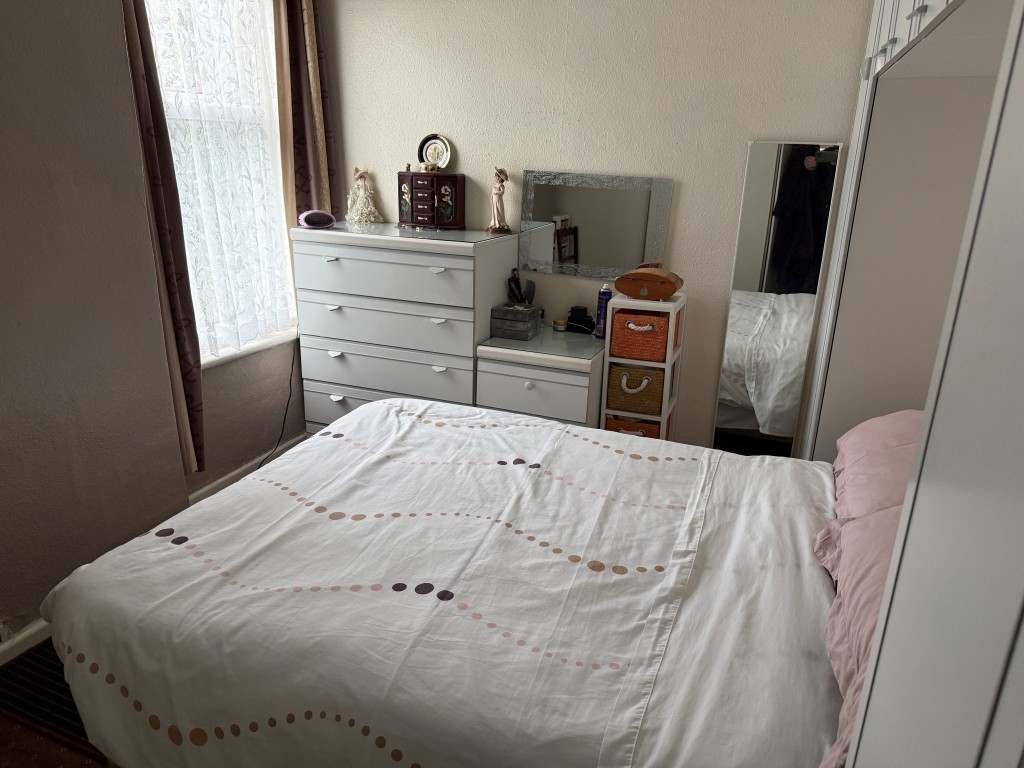 Lot: 117 - FREEHOLD PART-POSSESSION PROPERTY CLOSE TO TOWN CENTRE - Ground Floor Flat Bedroom